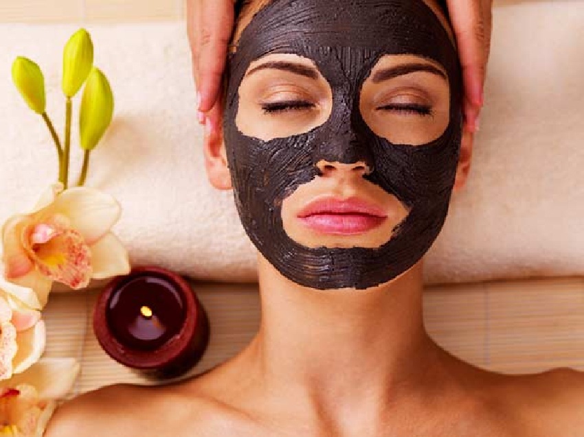 How to prepare and apply a mask with activated charcoal - Ehsaaan.com