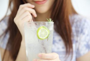 Why drink water and lemon? The benefits of a classic home treatment