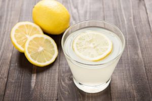 Why drink water and lemon? The benefits of a classic home treatment