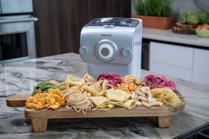 Philips HR2375/06 pasta maker preparing fresh homemade pasta