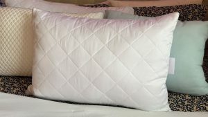 Side-by-side comparison showing LOFE pillow staying cool versus sweaty memory foam pillow